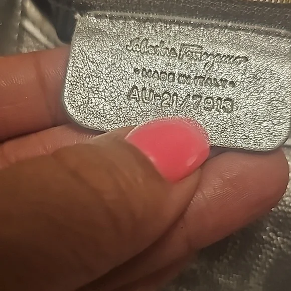 Salvatore Ferragamo Gancini Shoulder or hobo Bag. - Picture 14 of 15